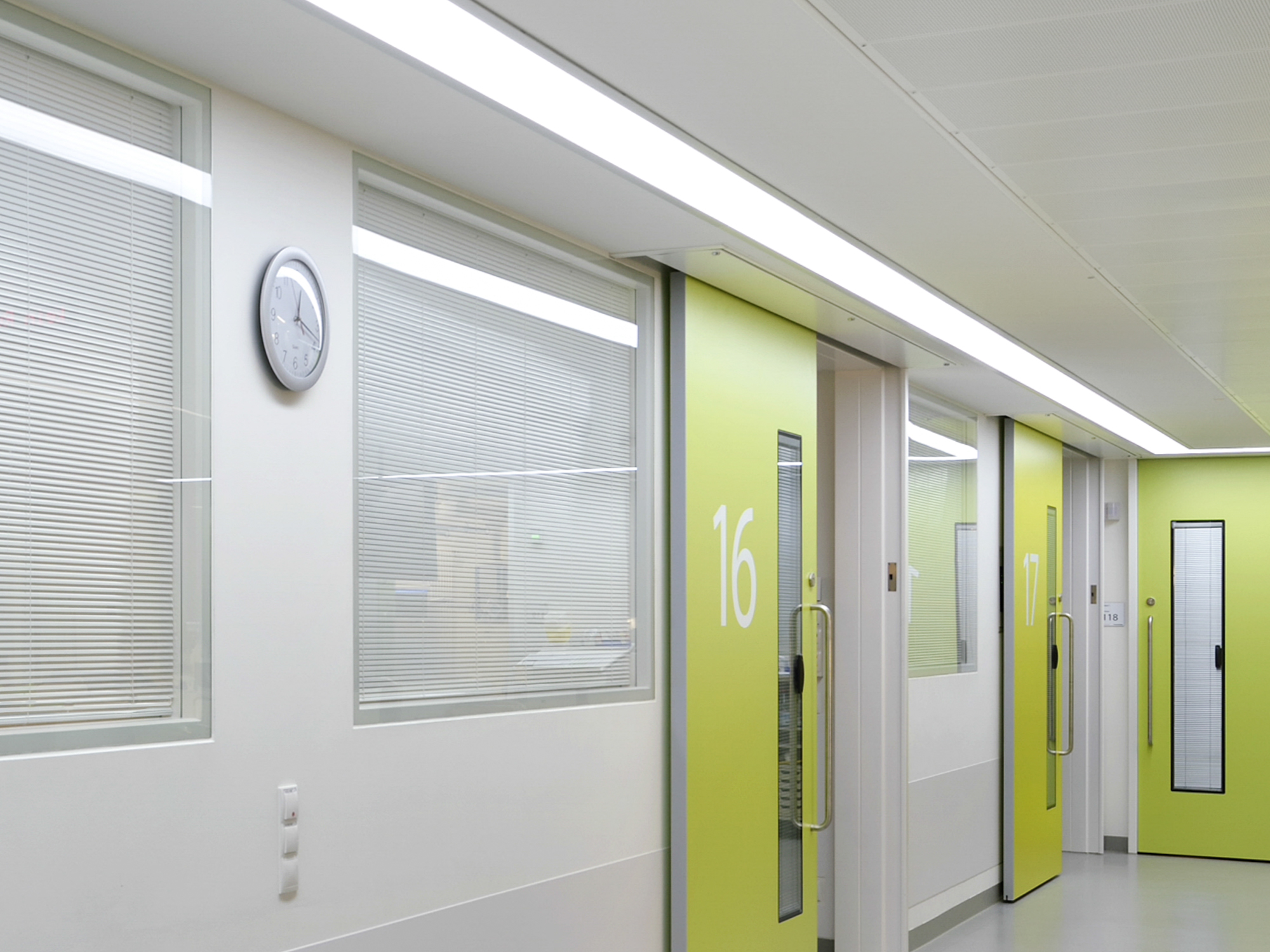 Mit eingebauter Sichtschutzjalousie eignet sich Planline perfekt als Fertigfenster für Kliniken.